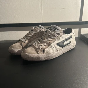 Diesel skor  - Riktigt snygga diesel sneakers- storlek 41- bra skick- pris: 999kr- nypris: 2400kr.