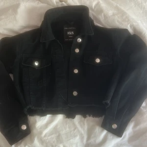 Svart jeans jacka - Nästa ny skick. Inga märken eller fläckar.  Storlek xs/s😊