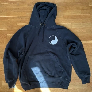 Our legacy workshop hoodie - Fet our legacy workshop hoodie i utmärkt skick. Använd cirka 5 gånger. Nypris 1600kr