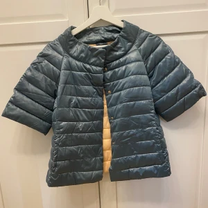 Kortärmad jacka - Supersöt turkos, kortärmad jacka från RO jeans, köpt på Vinted. Jackan är i storlek S men passar även mig som har M ibland, och är i väldigt bra skick! Säljs pga att den inte kommer till användning🩵