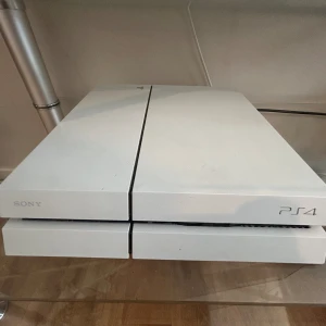 PS4 White normal edition+1 kontroll+spel - Säljer min PS4 white normal edition med en konsol + ett par spel