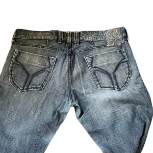 Miss Sixty Jeans - Midja 43cm  Bra kondition men smått slitna mellan ben i lite på fickorna 