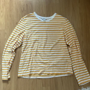 Långärmad tröja Monki - Mjuk tröja från Monki som är använd ett fåtal gånger.  53% bomull, 47% modal