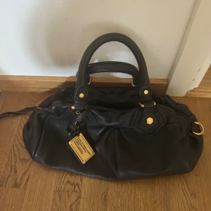 Marc Jacobs väska  - Intressekoll på min fina väska från Marc Jacobs, väskan är i superfint skick !! Ett långt band ingår också. Modell Q baby groove 💕💕