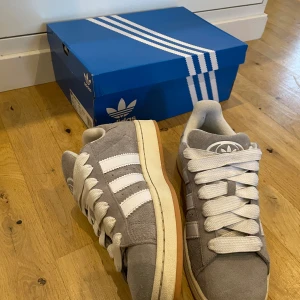 Adidas campus grå - Sparsamt använda, finns små spår av bruk. Säljer pga att de är för stora.