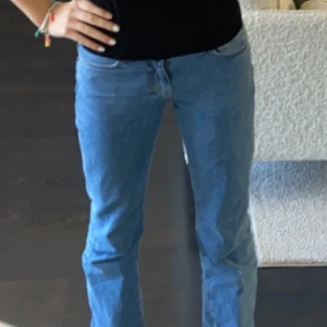 Low waist jeans❤️ - Super snygga low straight jeans från bikbok som tyvärr inte passar längre,original pris 700kr mitt pris 350kr men går alltid att diskutera vid snabb affär,skriv till mig vid funderingar💗💗