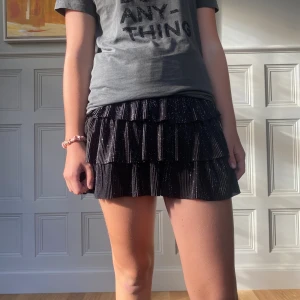 Svartglittrig kjol - Sååå söt! Lite för liten för mig som brukar ha S/M tyvärr! 💗 Inga defekter. Kommer från barnavdelningen strl 13-14 som motsvarar XS/S