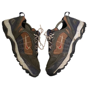 Vintage Nike ACG Sneakers - Ett par vintage Nike ACG sneakers i storlek 44. Skorna är i använt skick med små skador på främre delen av skon och lite på sulorna. 