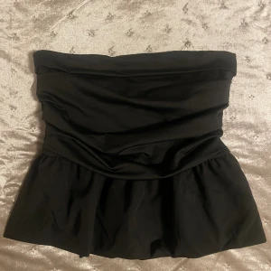 svart tuptopp - svart tuptopp med volang, oanvänd