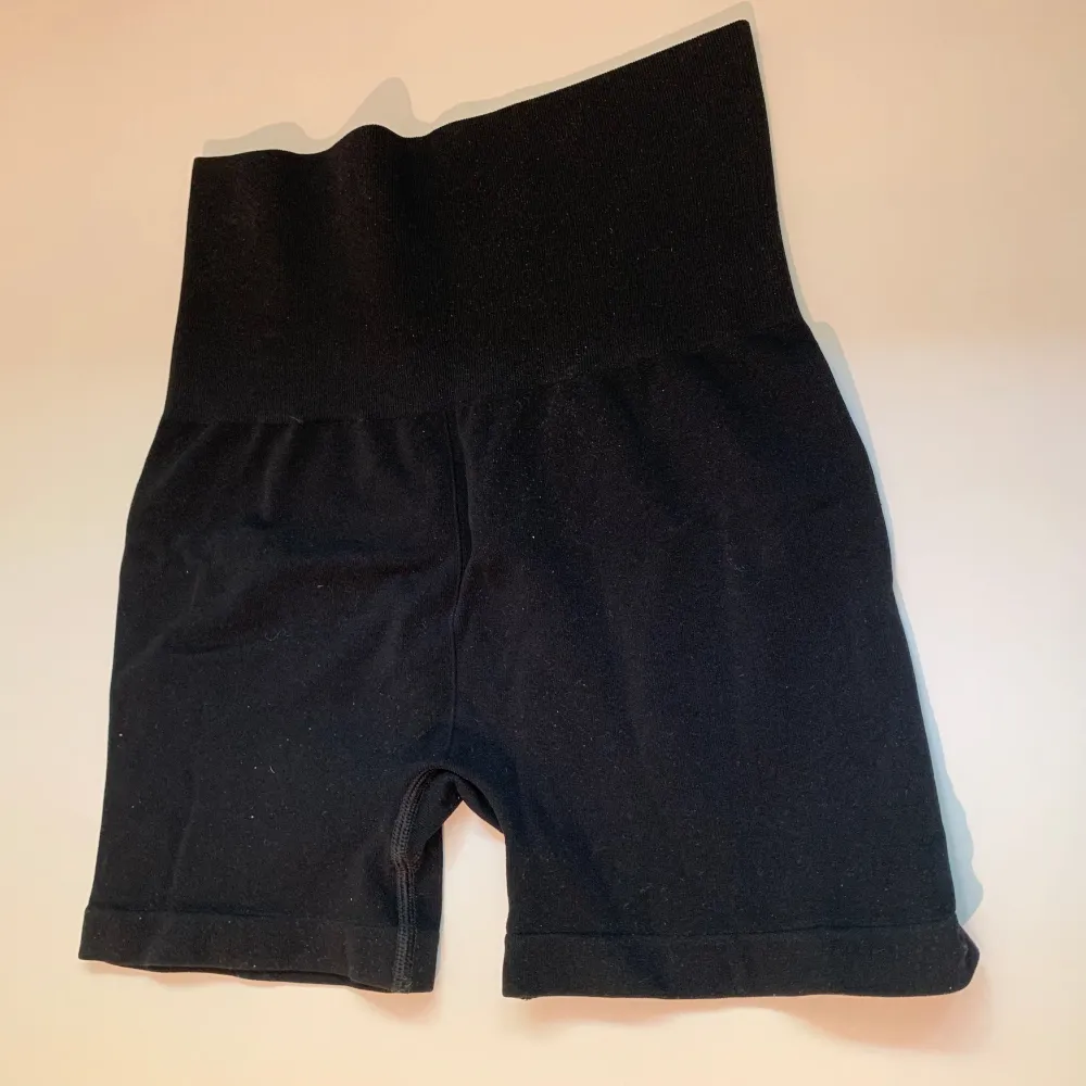 Snygga bikershorts som bara har använts några gånger Säljer då de är för små för mig . Shorts.