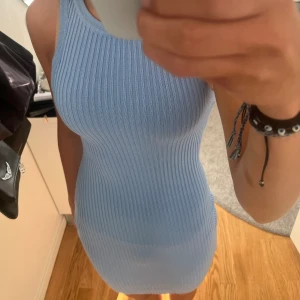 Blå klänning - Jättefin blå klänning från hm som nästan aldrig är använd🩷säljer då jag inte har fått någon användning av den Pris kan diskuteras