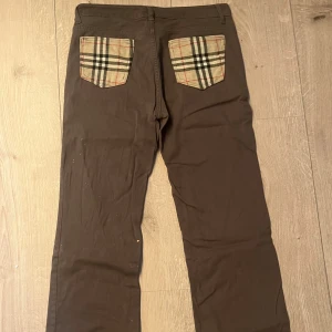 Burberry liknande byxor - Vintage ”burberry” liknande byxor. Fickorna är ditsydda själv. Stiliga byxor som sitter snyggt.