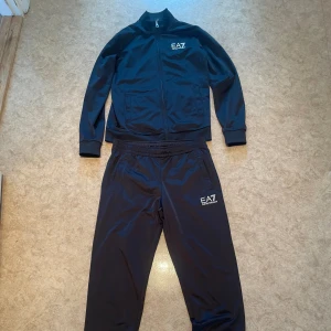EA7/ Emporio Armani Tracksuit - Jätte bra skick för den är knappt använd, kanske 2 ggr använd.  Köpt för kanske 1,5 år sedan och var för liten sen jag köpte den. Storlek är oklart men den passar folk 156-160 typ vet inte. Kom privat för mer information.