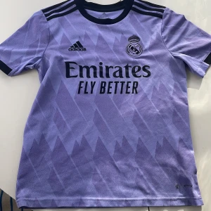 Real Madrid tröja  - Köpt förra våren och i jätte bra skick. Skriv privat för fler frågor och funderingar. 