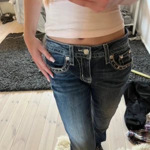 MissMe Jeans🎀 - Säljer skitsnygga miss me jeans i storlek 27w💕 säljer för att dom är förlånga i benen för mig jag är 162 ish. Dom är bootcut och har få tecken på användning💘 kp vid mer bilder/information  