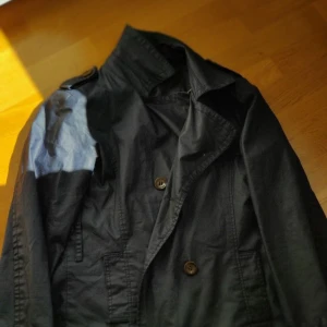 Jättevacker blå kappa - En så vacker mörkblå kappa i bra skick, frakt ingår 💟💟