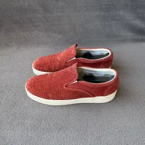 Eftertraktade bottega veneta skor i röd mocka som inte längre tillverkas | stilrena sommarskor som passar till allt | storlek 41 men sitter större (41-42) | endast skorna tillkommer vid köp 