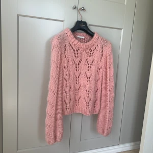 Ganni Julliard Mohair Sweater - Skulle ev behöva en tvätt men vill inte tvätta i onödan om köparen tänkt tvätta☺️i övrigt jättefint skick Nypris ca 4000kr 