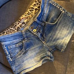 Lågmidjade jeans shorts - Jätte snygga lågmidjade jeans shorts med leopard och diamant ditaljer❣️ Skriv ifall du har frågor!!