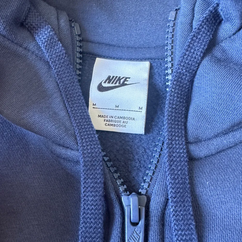 säljer denna nike zip hoodie då den it kommer till någon användning för en billig peng, använd ett par gånger men i fint skick 10/10 Strlk M lite pösigare fit. Hoodies.