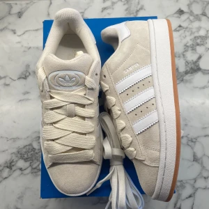 Adidas Campus 00s ”Wonder White Gum” - Helt nya och oanvända Adidas Campus 00s ”Wonder White Gum”. Storlek: 36 Pris: 1400+frakt. Skicka ett meddelande vid intresse! 