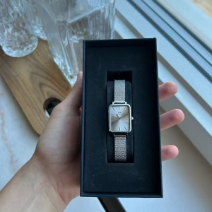 Klocka - Klocka från Daniel Wellington. Köpt på en samplesale när jag jobbade där. Alltså iprincip i nytt skick☺️ Artikelnummer: DW00100486