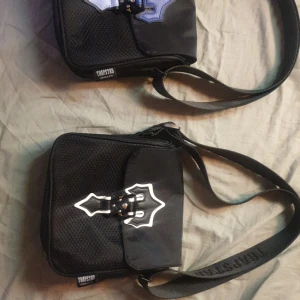 Trapstar väska - Strapsen går att göra längre köpte båda för 500. 150 för 1 båda för 250