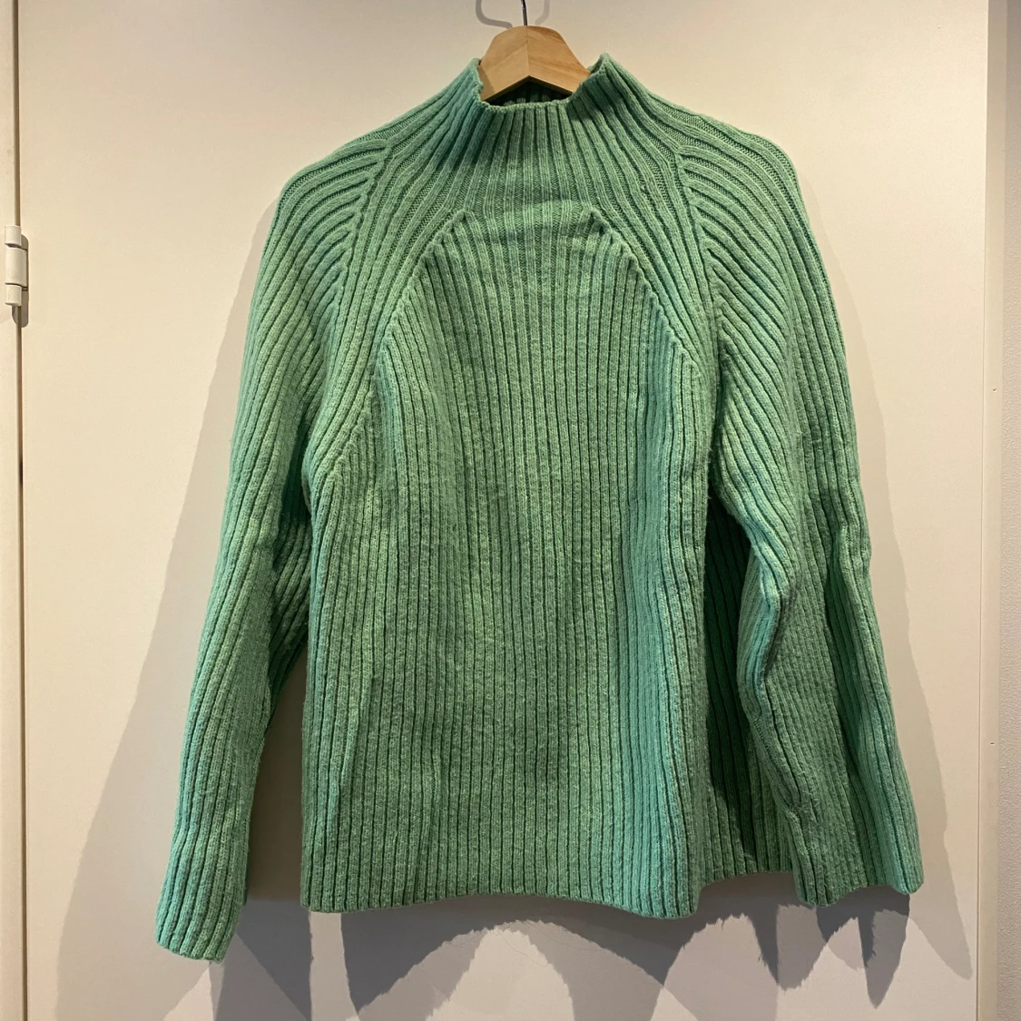 Lång stickad tröja med hög hals - 91