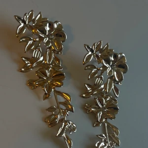 Blommiga stora örhängen - Så fina stora guldiga blommiga örhängen. Skriv för mer info eller fler bilder❤️