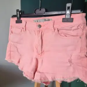 Snygga rosa jeansshorts från denim & co! Använd gärna köp nu!!