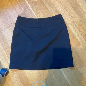 Svart kort  kostymkjol  - Så himla fin i super fint skick 