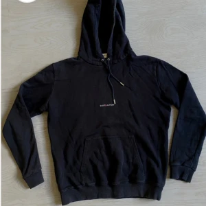 Saint Laurent hoddie  - Galet snygg ysl hoddie som är perfekt nu till sommar kvällar, hoddien är i fint skick och använt fåtal gånger 💯🔥| om du är intresserad är de bara att komma privat, pris är ej hugget i sten.