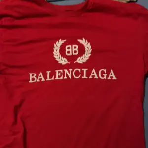 Äkta Balenciaga T-shirt använd 4 gånger   Strl: XL  Nypris: 6140kr