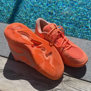 Knappt använda Basketskor  - Måste tyvärr sälja då jag bara får använda Nike skor🥺 (Storlek 42 (27cm)