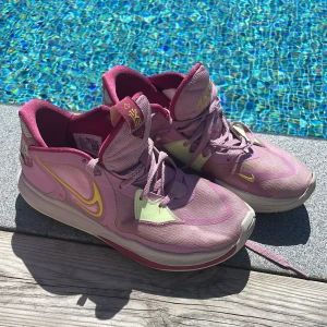 Nike Kyrie Low 5 ’1 World 1 People Orchid’ Använda - Säljer mina använda Kyrie low 5 i storlek 42.5 eller 9 US. Ska flytta så säljer några av några basketskor
