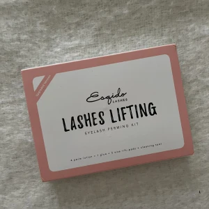 Öppnat men oanvänt!! - Kit för att göra lashlift hemma 🌸 alla behållare har skydd så bakterier inte kommer in 🌸 spolies och skydd för ögonen ingår såklart!