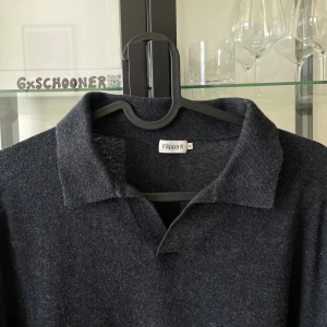 Zara & Filippa K tröja med krage - Zara tröjan är M, men passar S. Säljer helst tillsammans med något mer plagg. Kolla övriga annonser.  Filippa K: 299kr Zara: 199kr   