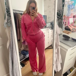 Rosa mjukisset  - Älskar detta det från bikbok, men det kommer tyvärr inte till användning längre. Tröjan är i M och byxorna i S!