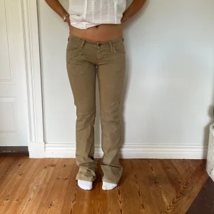 Lågmidjade jeans - Midjemått(rätt över): 36 Innerbenslängd: 84 Modellen är: 168  Skriv om ni har några frågor💗//Perfectjeans