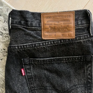 Svartgrå Levis  - Knappt använda pga fel storlek. Modell: 551 Z Storlek: W33:L32 