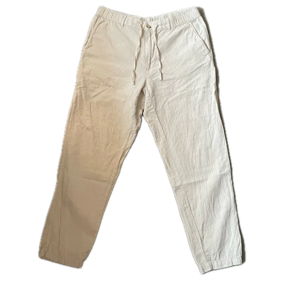 Linnebyxor från Uniqlo i storlek L (midjemått 84-92cm). Riktigt snygga och perfekt nu på sommaren. Jeans & Byxor.
