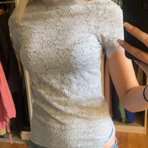 Spets t shirt / tröja - Säljer denna jättesöta spetströjan! Kontakta om du vill ha fler bilder. 🌸