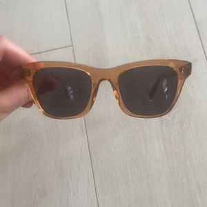 Chimi 007 - Jag säljer mina oanvända 007 chimiglasögon i färgen peach. Säljer då jag vill ha en annan modell. Säljer för 800kr + frakt. (Köparen står för frakten)