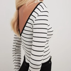 Topp med djup rygg - Så fin tröja/topp som är använd fåtal gånger, så som ny🤍🖤