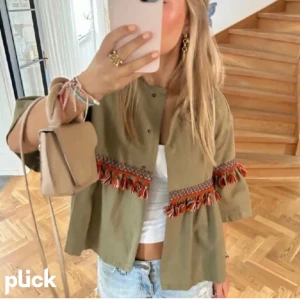 Zara jacka - Säljer denna as coola jackan från zara. Knappt använd. Passar xs-m💕💕