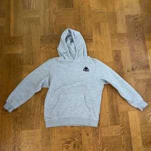 Hoodie Kappa - Säljer nu min nästan oanvända tröja. Som sagt nästan aldrig använt och den har blivit för liten.