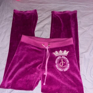 Juicy byxor - Lila vintage juicy byxor med guld detaljer💕 De är storlek L men passar mig som har S. De är väldigt low waist och utsvängda💕 Säljer matchande kofta! 