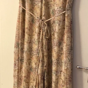 Byxdress från H&m  - Byxdress från H&m, aldrig använd med prislapp. Strl L, gömda fickor, ser ut som en maxiklänning på. Köparen står för frakt