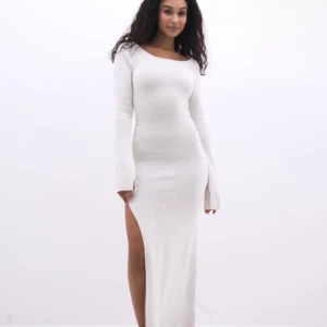 NAKD x Lojsan Wallin - stickad klänning - Superfin stickad klänning från Lojsan Wallins tidigare kollektion med nakd. Använd ett par gånger och är superfin nu till sommaren!!🌸🌸🌸