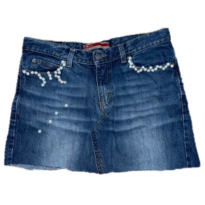 Jeans mini skirt - Jätte snygga jeans Mimmi skirt med pärlor på både baksidan och framsidan. De är i bra skick och passar perfekt till sommaren! 
